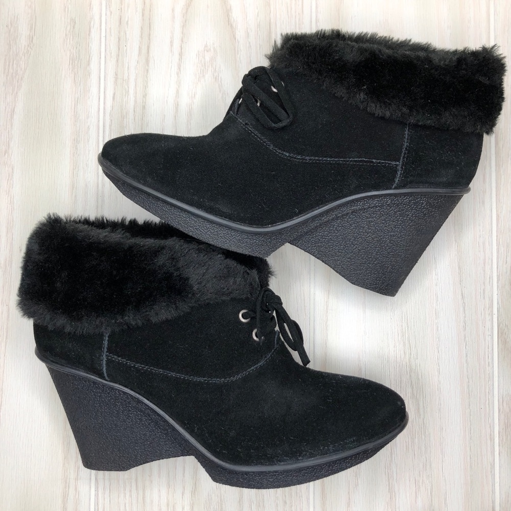 B Makowsky Nellie Suede Oxford Wedge Boots